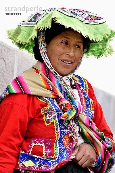 Peruanerin in traditioneller Tracht  Cusco  Peru  Südamerika