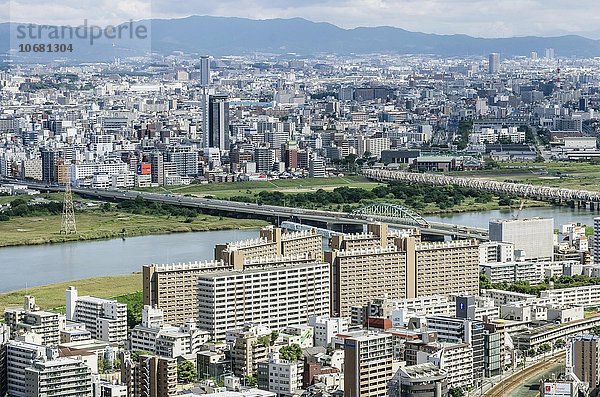 Stadtansicht mit Geschäftshäusern und Wohnhäusern  von Kita-ku aus  Osaka  Japan  Asien