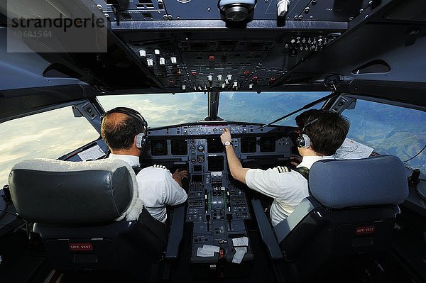 Pilot und Copilot im Cockpit eines Airbus A321