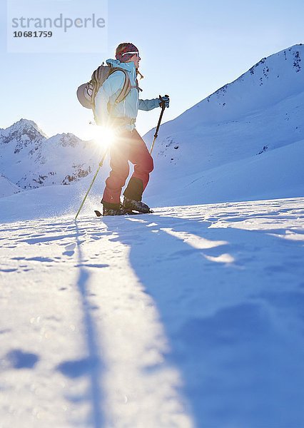 Skitourengeher beim Aufstieg  Kühtai  Tirol  Österreich  Europa