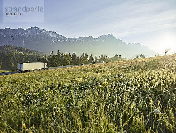 LKW Lastwagen fährt auf einer Bundesstraße  bei Söll  Tirol  Österreich  Europa