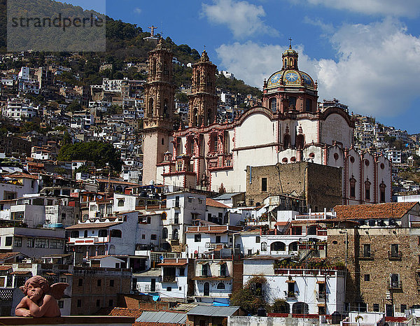 Das historische Zentrum mit der Kirche Santa Prisca in Taxco  der weißen Stadt  Mexiko