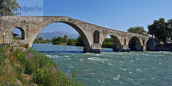 Die im 17. Jahrhundert erbaute Arta-Brücke über den Fluss Arachthos in der Provinz Epirus in Griechenland
