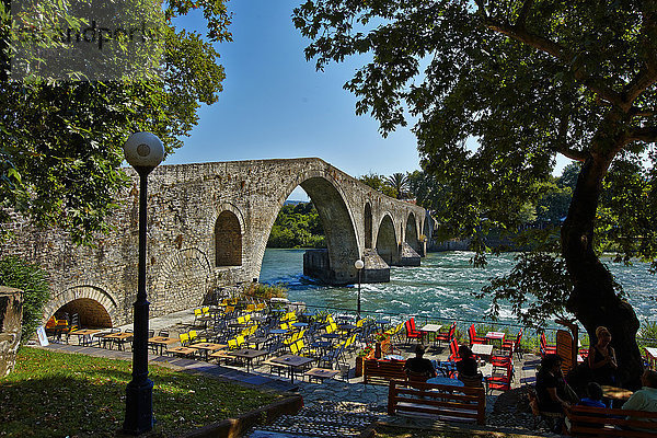 Die im 17. Jahrhundert erbaute Arta-Brücke über den Fluss Arachthos in der Provinz Epirus in Griechenland
