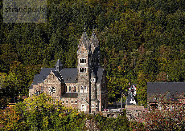 Das Dorf Clervaux und seine beeindruckende Kirche im Luxemburger Land