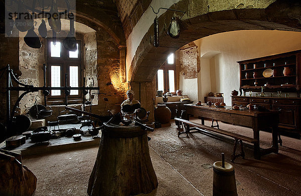 Die alte Küche im Inneren der mittelalterlichen Burg von Vianden im Dorf Vianden im Land Luxemburg