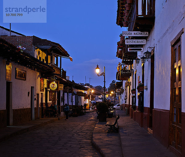 Amerika; Mexiko; Bundesstaat Jalisco; Dorf Mazamitla bei Sonnenuntergang'.