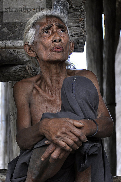 Indonesien  Insel Sumba  Dorf Desang  alte Frau