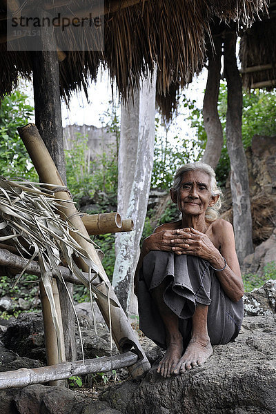 Indonesien  Insel Sumba  Dorf Desang  alte Frau