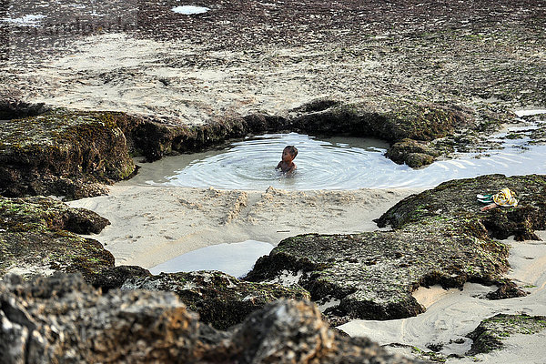 Indonesien  Insel Sumba  Pero  Arbeit am Strand