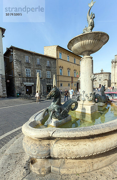 Italien  Marken  Ascoli Piceno. Brunnen auf der Piazza Arrigo