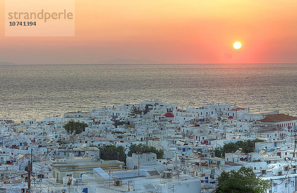 Griechenland  Kykladeninseln  Mykonos-Stadt  Stadtbild bei Sonnenuntergang