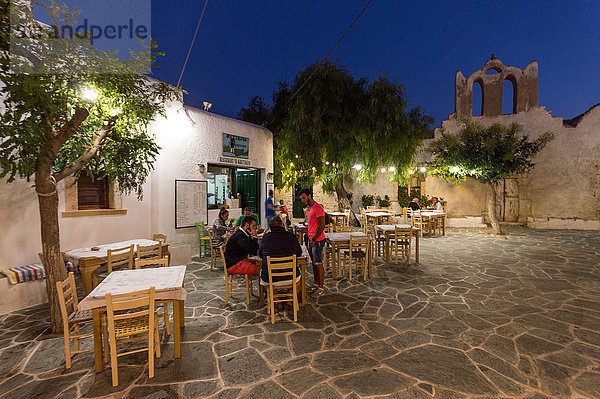 Griechenland  Kykladen  Insel Folegandros  Menschen im Restaurant