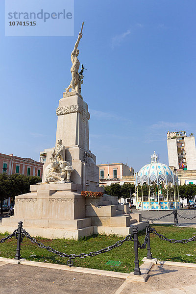 Italien  Apulien  Monopoli  Gedenkstätte auf der Piazza Vittorio Emanuele