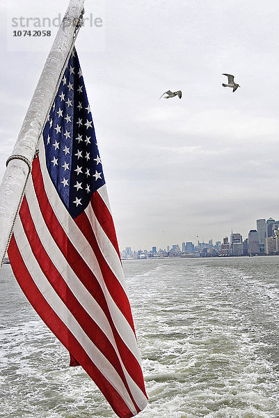 USA  New York  amerikanische Flagge und Stadtbild von Manhattan