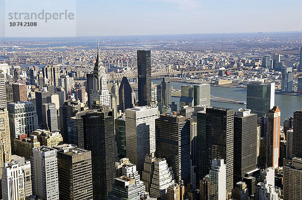USA  New York  Stadtbild von Manhattan vom Empire State Building aus gesehen  im Hintergrund das Chrysler Building