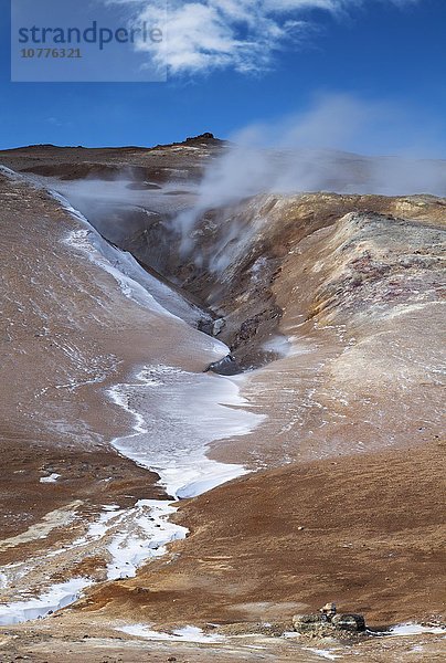 Vulkanische Landschaft  Bergrücken Namafjall im Winter  bei Reykjahlid  Mývatn-Gebiet  Nordisland  Island  Europa