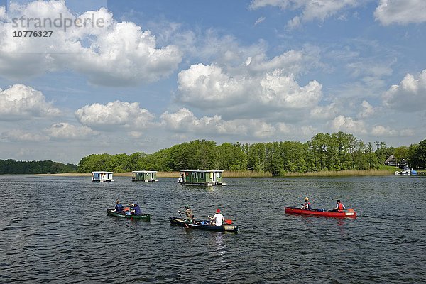 Hausboote und Kanufahrer am Vilz See  Vilzsee  bei Fleeth  Mecklenburger Seenplatte  Mecklenburg-Vorpommern  Deutschland  Europa