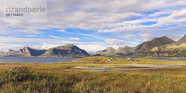 Abendstimmung am Selfjorden  bei Fredvang  Flakstad  hinten die Bergkette von Flakstadoy  Insel Moskenesøya  Lofoten  Nordland  Norwegen  Europa