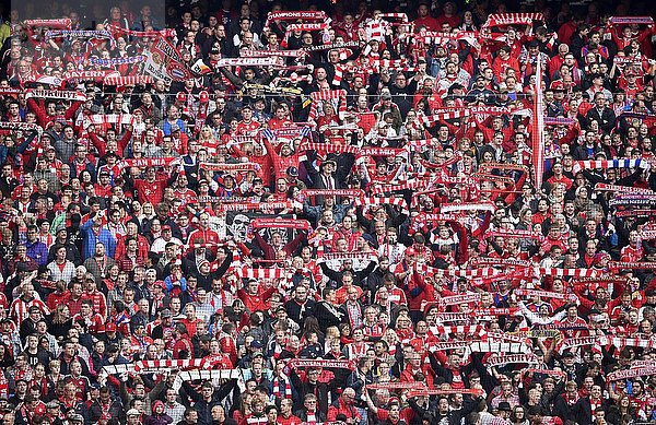 Fans  Fankurve  Flaggen  Fahnen  F.C.Bayern  Allianz-Arena  München  Bayern  Deutschland  Europa