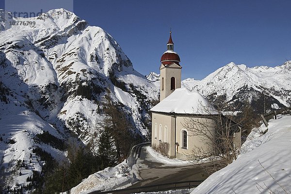 Wallfahrtskirche zur Hl. Mutter Anna im Winter mit den Lechtaler Alpen  Bergdorf  Kaisers  Lechtal  Tirol  Österreich  Europa