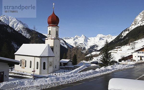Wallfahrtskirche Maria Schnee im Winter in Bschlabs im Lechtal mit Blick auf die Lechtaler Berge  Tirol  Österreich  Europa