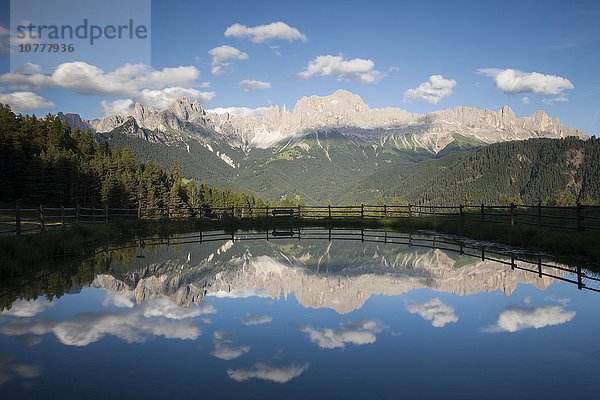 Rosengarten  Spiegelung im See  Dolomiten  Südtirol  Italien  Europa