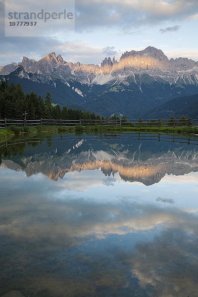 Rosengarten  Spiegelung im See  Abendstimmung  Dolomiten  Südtirol  Italien  Europa