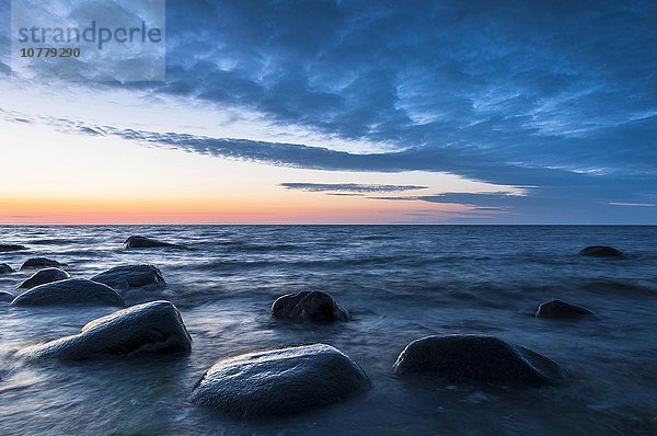 Steine  Findlinge am Strand  Abendstimmung  Ostsee  Nationalpark Jasmund  Halbinsel Jasmund  Insel Rügen  Mecklenburg Vorpommern  Deutschland  Europa