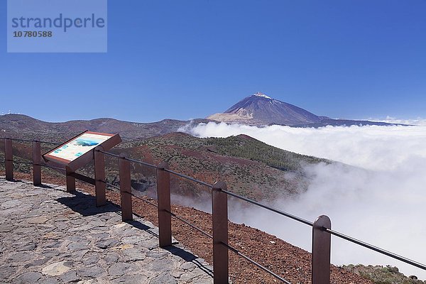 Aussichtspunkt mit Blick auf den Vulkan Pico del Teide  Passatwolken  Nationalpark Teide  Teneriffa  Kanarische Inseln  Spanien  Europa