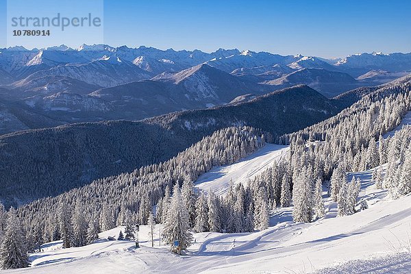 Skigebiet am Brauneck mit Blick ins Karwendel  Lenggries  Isarwinkel  Bayerische Voralpen  Oberbayern  Bayern  Deutschland  Europa