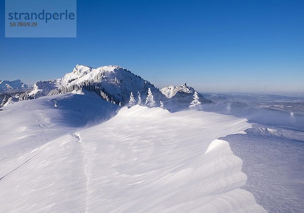 Wind  Schneeverwehung auf Brauneck Gipfel  hinten Latschenkopf und Stangeneck  Lenggries  Isarwinkel  Bayerische Voralpen  Oberbayern  Bayern  Deutschland  Europa