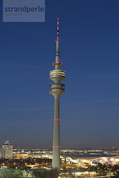Olympiaturm im Abendlicht  München  Oberbayern  Bayern  Deutschland  Europa