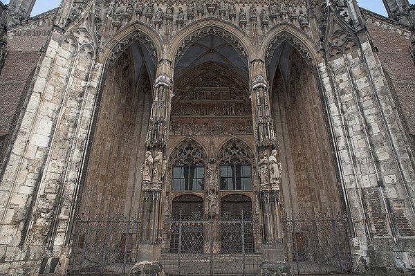 Gotisches Portal  Westportal  Ulmer Münster  Ulm Baden-Württemberg  Deutschland  Europa