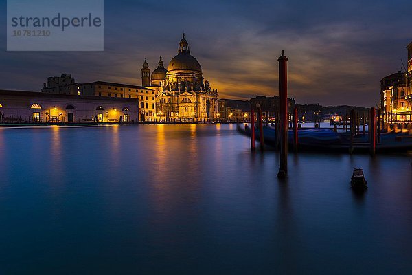 Gondeln und Santa Maria della Salute zur blauen Stunde  Venedig  Venetien  Italien  Europa