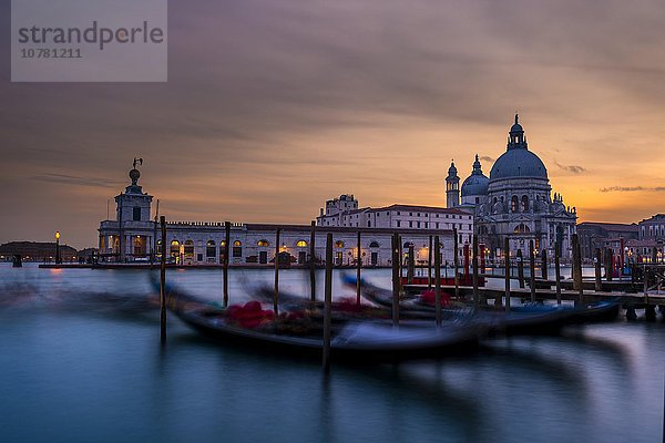 Gondeln und Santa Maria della Salute bei Sonnenuntergang  Venedig  Venetien  Italien  Europa