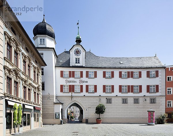 Städtisches Museum und Heimatmuseum im Mittertor der mittelalterlichen Stadtbefestigung  Rosenheim  Oberbayern  Bayern  Deutschland  Europa