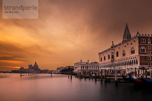 Dogenpalast  Markusplatz  hinten Santa Maria della Salute im Abendrot  Venedig  Venetien  Italien  Europa