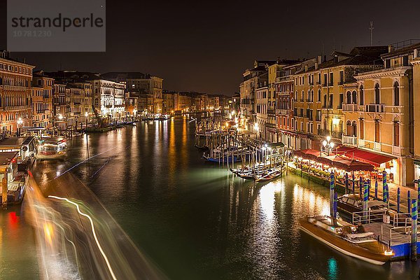 Canal Grande mit Schiffsverkehr  Nachtaufnahme  Venedig  Venetien  Italien  Europa