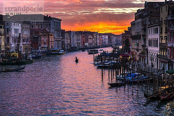 Häuser und Gondeln am Canal Grande im Abendrot  Venedig  Venetien  Italien  Europa
