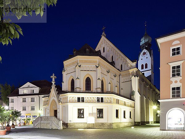 Katholische Stadtpfarrkirche St. Nikolaus bei Nacht  Rosenheim  Oberbayern  Bayern  Deutschland  Europa