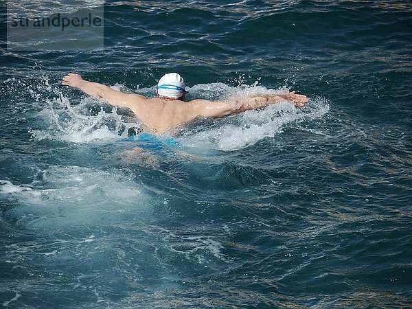 Schwimmer im Meer  Schmetterlingsstil  Teneriffa  Spanien  Europa