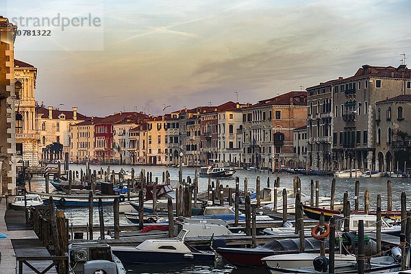 Canal Grande mit Booten  Morgenlicht  Venedig  Venetien  Italien  Europa