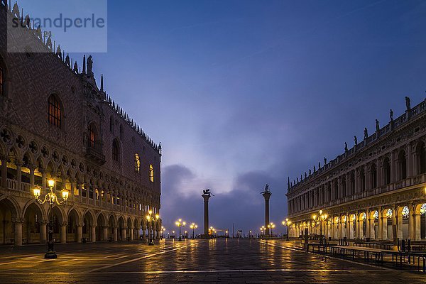 Dogenpalast zur blauen Stunde  Venedig  Venetien  Italien  Europa