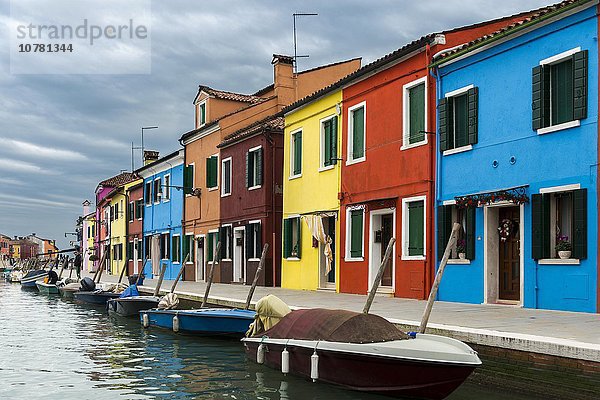 Bunte Häuser am Kanal mit Booten  Burano  Venedig  Venetien  Italien  Europa