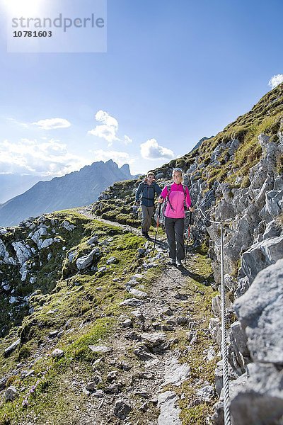 Wanderer  Frau und Mann wandern am Goetheweg mit Klettersicherung  Götheweg  Innsbruck  Tirol  Österreich  Europa