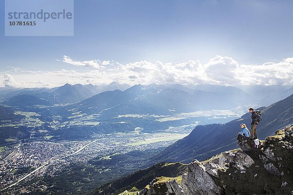 Wanderer  Frau und Mann machen eine Pause an einem Höhenwanderweg  Goetheweg  Karwendel  Innsbruck  Tirol  Österreich  Europa