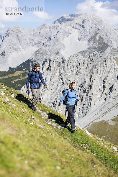 Wanderer  Frau und Mann wandern am Goetheweg  Karwendel  Innsbruck  Tirol  Österreich  Europa