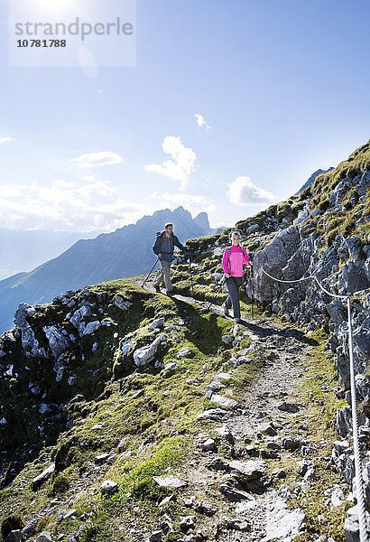 Wanderer  Frau und Mann wandern an einem Höhenweg mit Klettersicherung  Goetheweg  Karwendel  Innsbruck  Tirol  Österreich  Europa