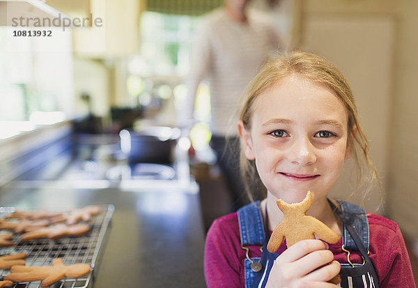 Portrait lächelndes Mädchen beim Lebkuchenessen